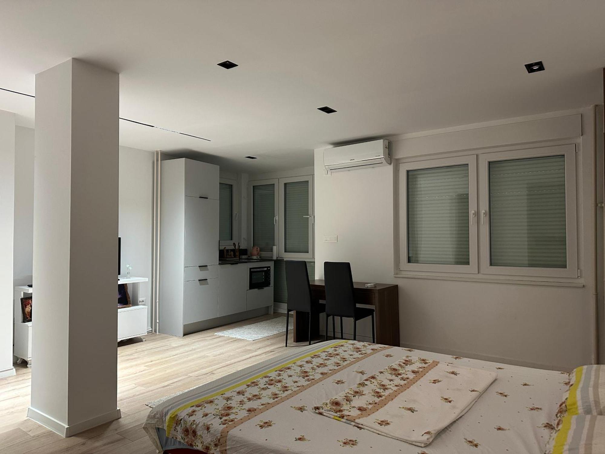Studio Y Gjakova Luaran gambar